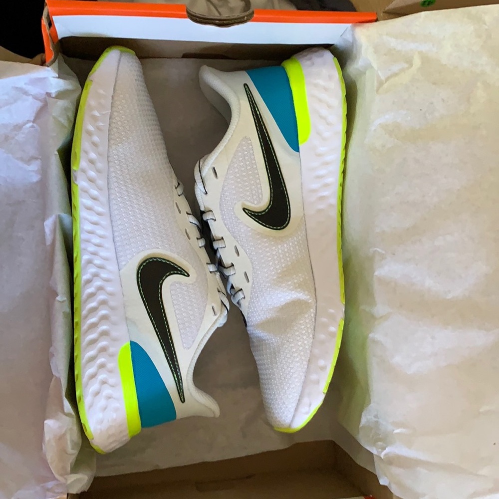 NEW IN BOX Nike Revolution 5 EXT running shoe